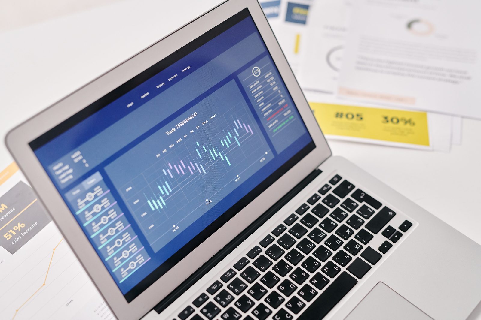 CRM לעסקים קטנים: מה מוצאים, מה באמת צריך, ומתי הגיע הזמן לבנות משהו אחר