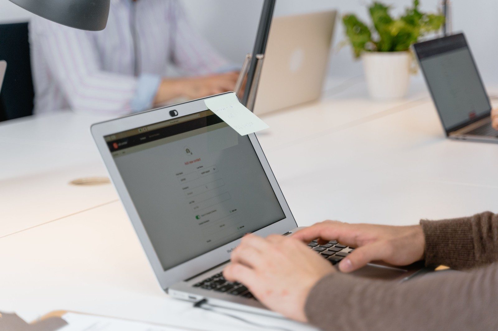 CRM מותאם או SaaS? השאלה היא לא מחיר. השאלה היא שינוי